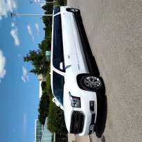 2020 White 16psgr Yukon XL SLT [Front view]